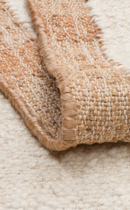 Sade krem rengi halı, kenar detaylarıyla birlikte modern bir stil sunuyor.