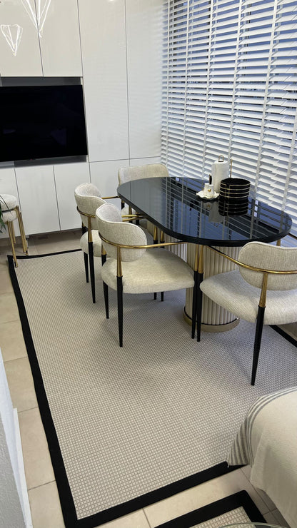 HALI VAGONU Siyah Krem Kumaş Bordürlü Sisal Halı - El yapımı, dayanıklı, modern tasarım. Modern bir mutfak tasarımının önünde sergilenmiş krem sisal halı, her alanda kullanıma uyumlu. Kolay temizlenebilir yapısı sayesinde bu yükse kaliteli halı, kullanılabilirliği ile dikkat çekiyor.