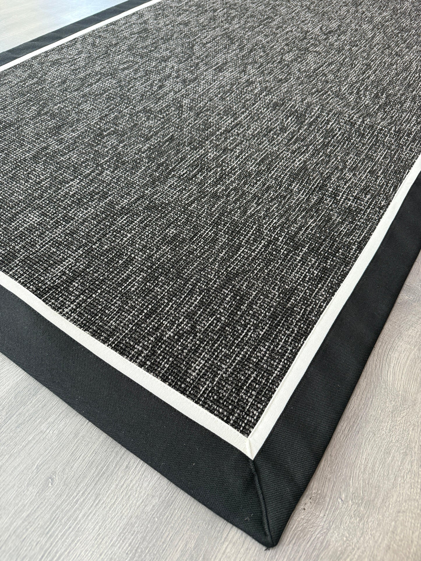 Siyah Beyaz Çift Renk Kumaş Bordürlü Siyah Antrasit Sisal Halı - El Yapımı, Dayanıklı, Modern Tasarım - HVHB20 - HALI VAGONU