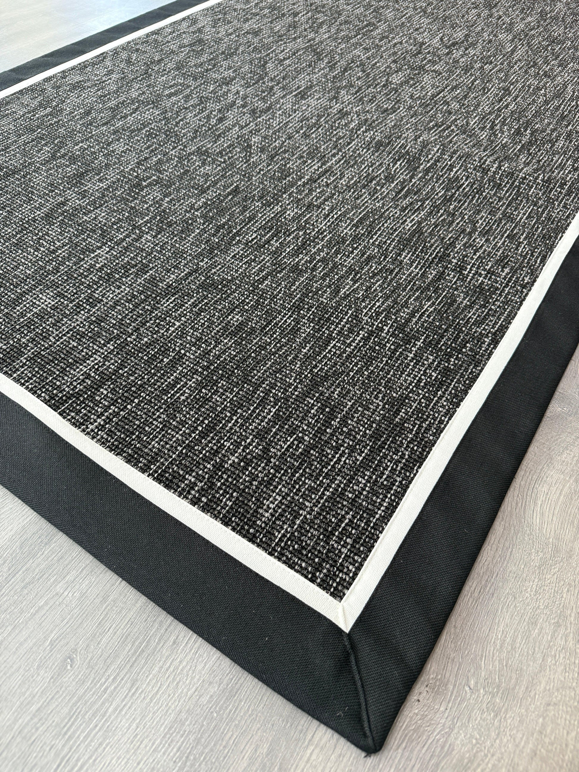 Siyah Beyaz Çift Renk Kumaş Bordürlü Siyah Antrasit Sisal Halı - El Yapımı, Dayanıklı, Modern Tasarım - HVHB20 - HALI VAGONU