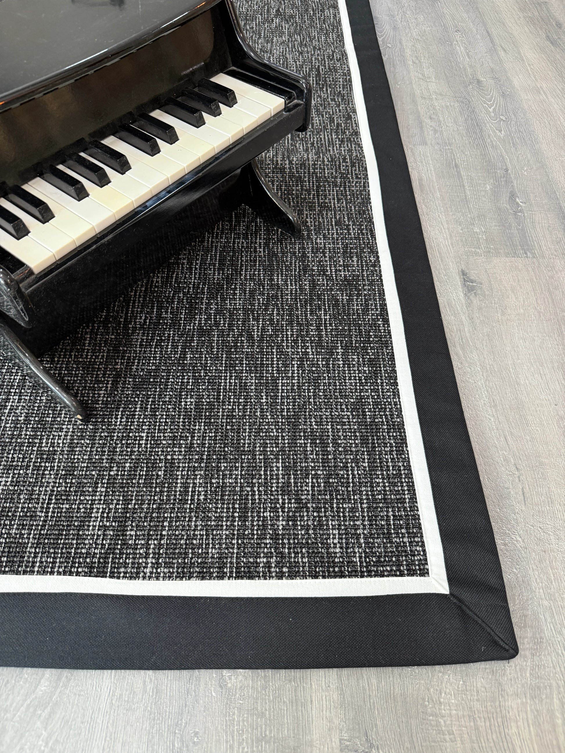 Siyah Beyaz Çift Renk Kumaş Bordürlü Siyah Antrasit Sisal Halı - El Yapımı, Dayanıklı, Modern Tasarım - HVHB20 - HALI VAGONU