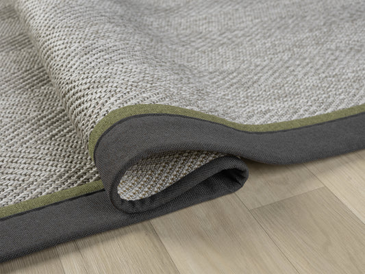 Sisal halının kısmı katlanmış şekilde gösteriliyor, halının desenini ve bordürünü detaylı bir şekilde sergiliyor.