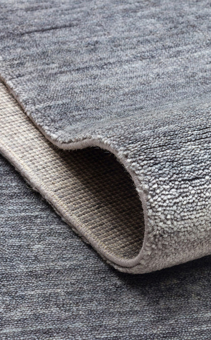 Taftan TF PLAIN D. GREY Halı, doğal ve kaliteli malzemeden yapılmış Taftan Özel Tezgah Halısıların en güzel örneklerinden biri.