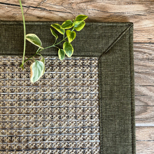 HALI VAGONU tarafından sunulan Haki Yeşil Kumaş Bordürlü Kırçıllı Bej Sisal Halı. Detaylı dokusuyla dikkat çeken bu el yapımı sisal halı, evcil hayvan dostu özellikleriyle modern salonlarda ve ofislerde kullanılmak üzere tasarlandı. Hem dekoratif hem de dayanıklı, kolay temizlenebilir ve yüksek kaliteli bir halıdır.