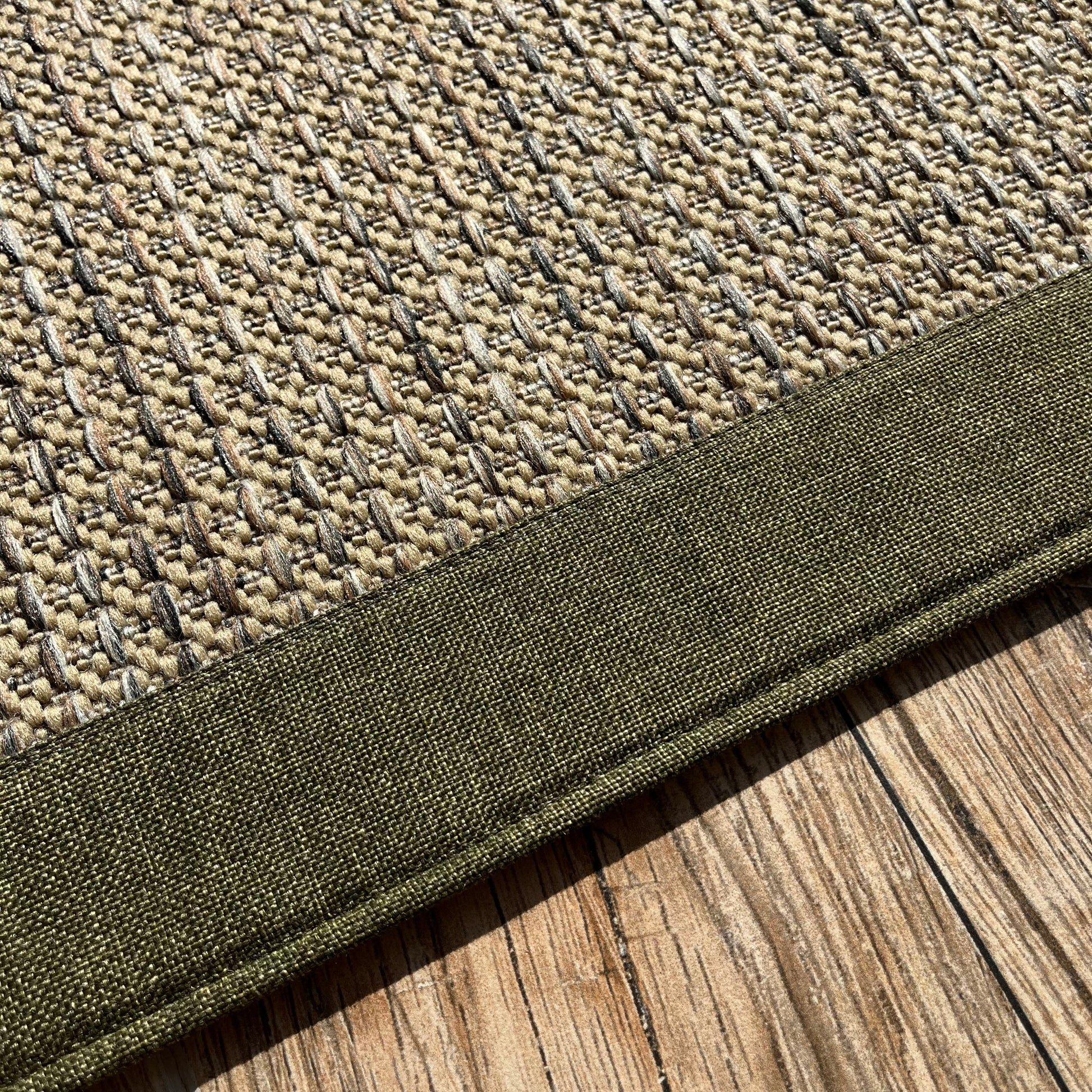 HALI VAGONU'dan Haki Yeşil Kumaş Bordürlü Kırçıllı Bej Sisal Halı. Dekoratif tasarımıyla evinize modern bir hava katacak olan bu yüksek kaliteli sisal halı, el yapımı ve özel ölçü seçenekleri sunarak ihtiyaçlarınıza uygundur.