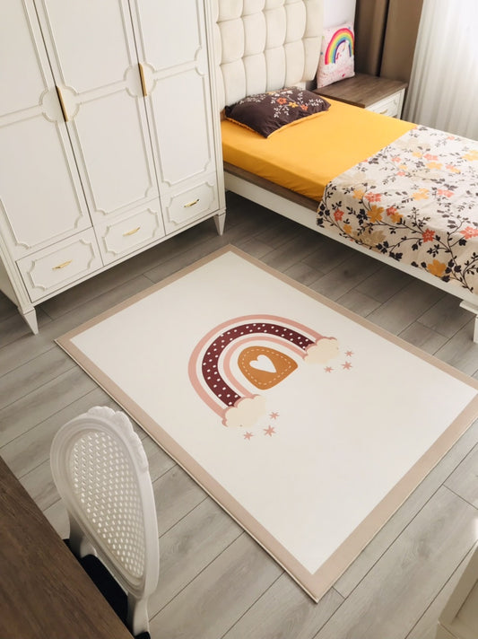 Beyaz çerçeveli, renkli bir çocuk halısı, odanın zeminde modern bir dekorasyon unsuru olarak yer almakta.