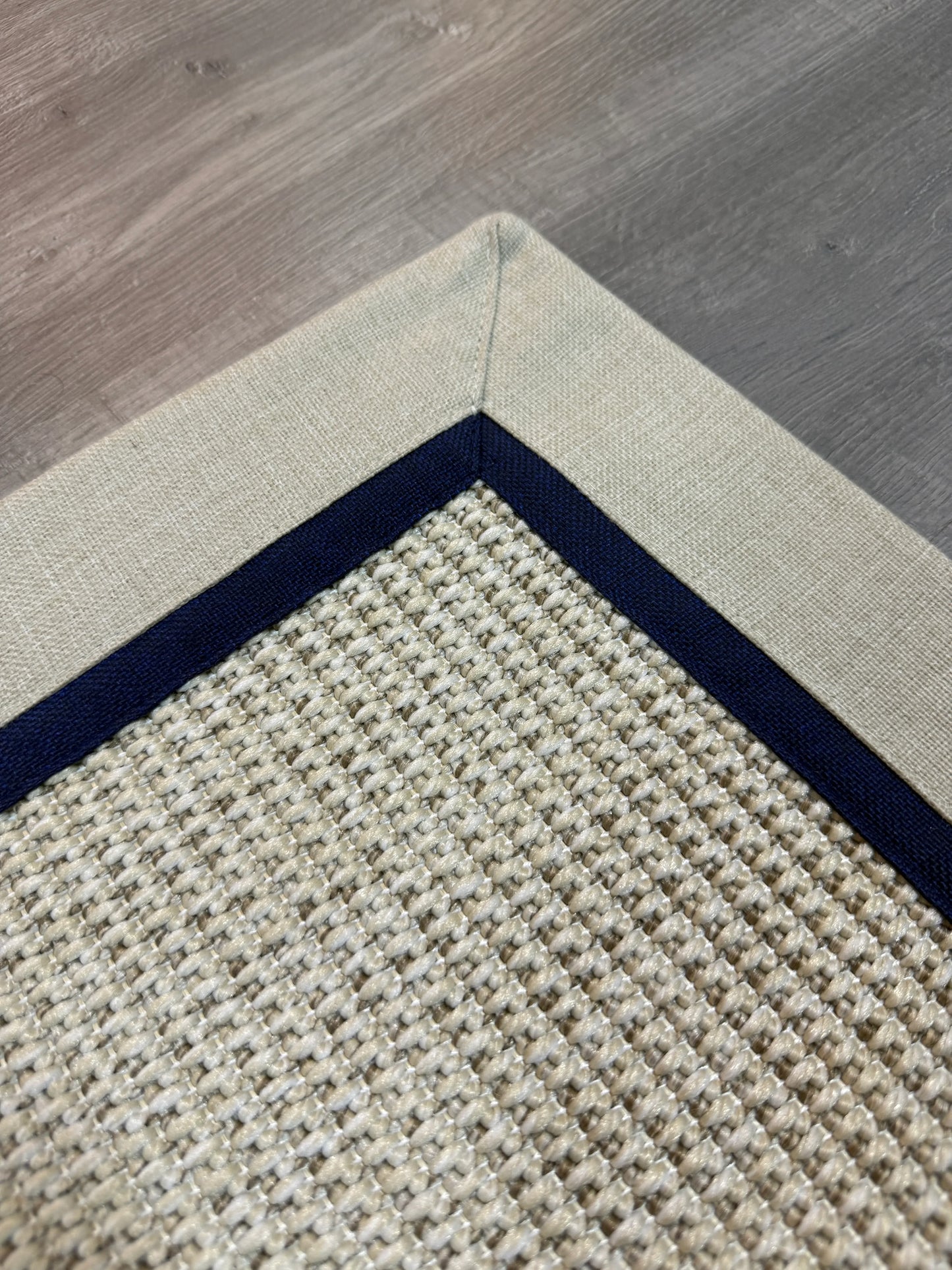 Himalaya Lacivert Bej Çift Renk Kumaş Bordürlü 664 Krem Sisal Halı - El Yapımı, Dayanıklı, Modern Tasarım - HVHB25 - HALI VAGONU