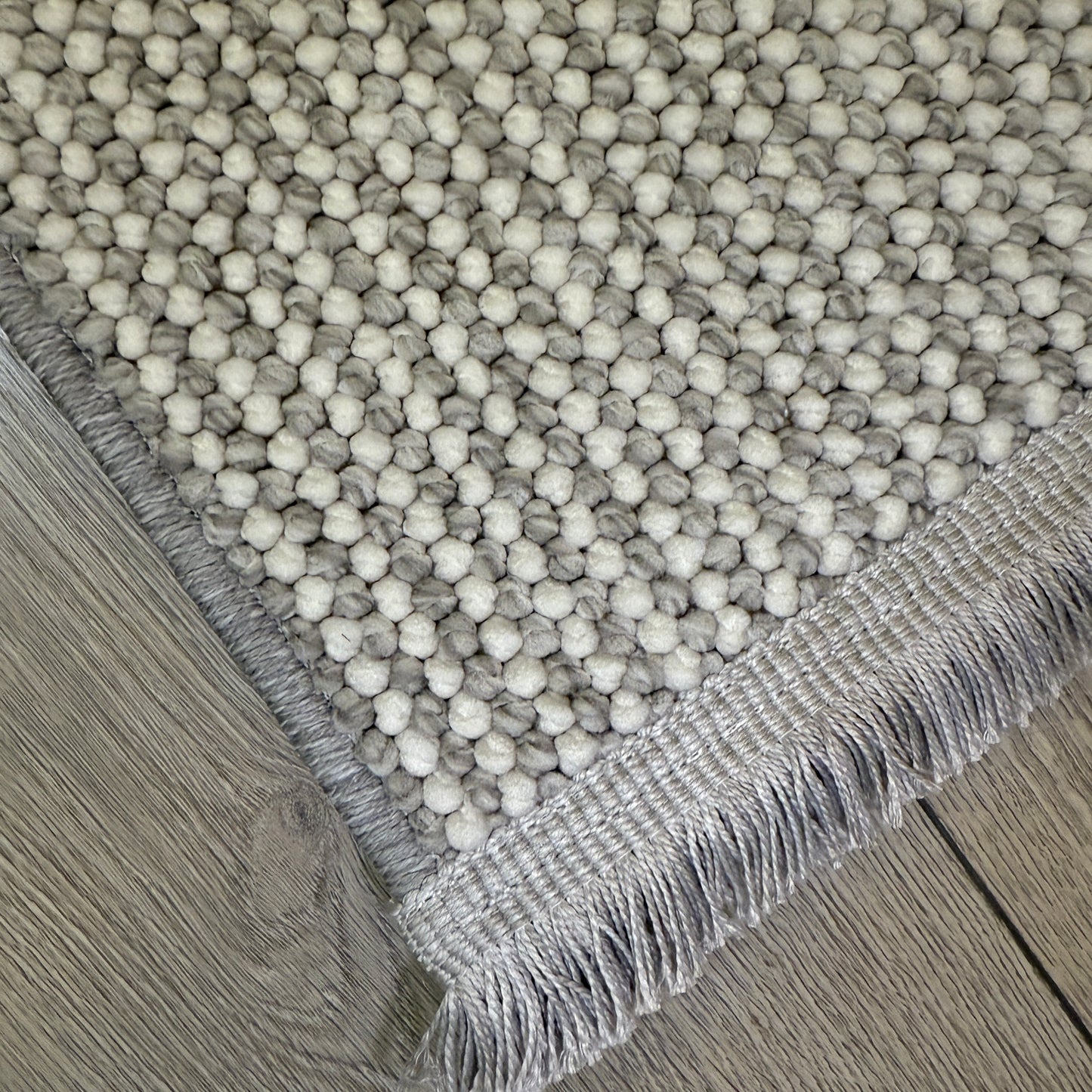 Halı Vagonu Bukle Serisi Gri Makine Halısı'nın yumuşak dokusu ve istenilen kumaş çerçeve özellikleriyle Beyaz Bukle Halı