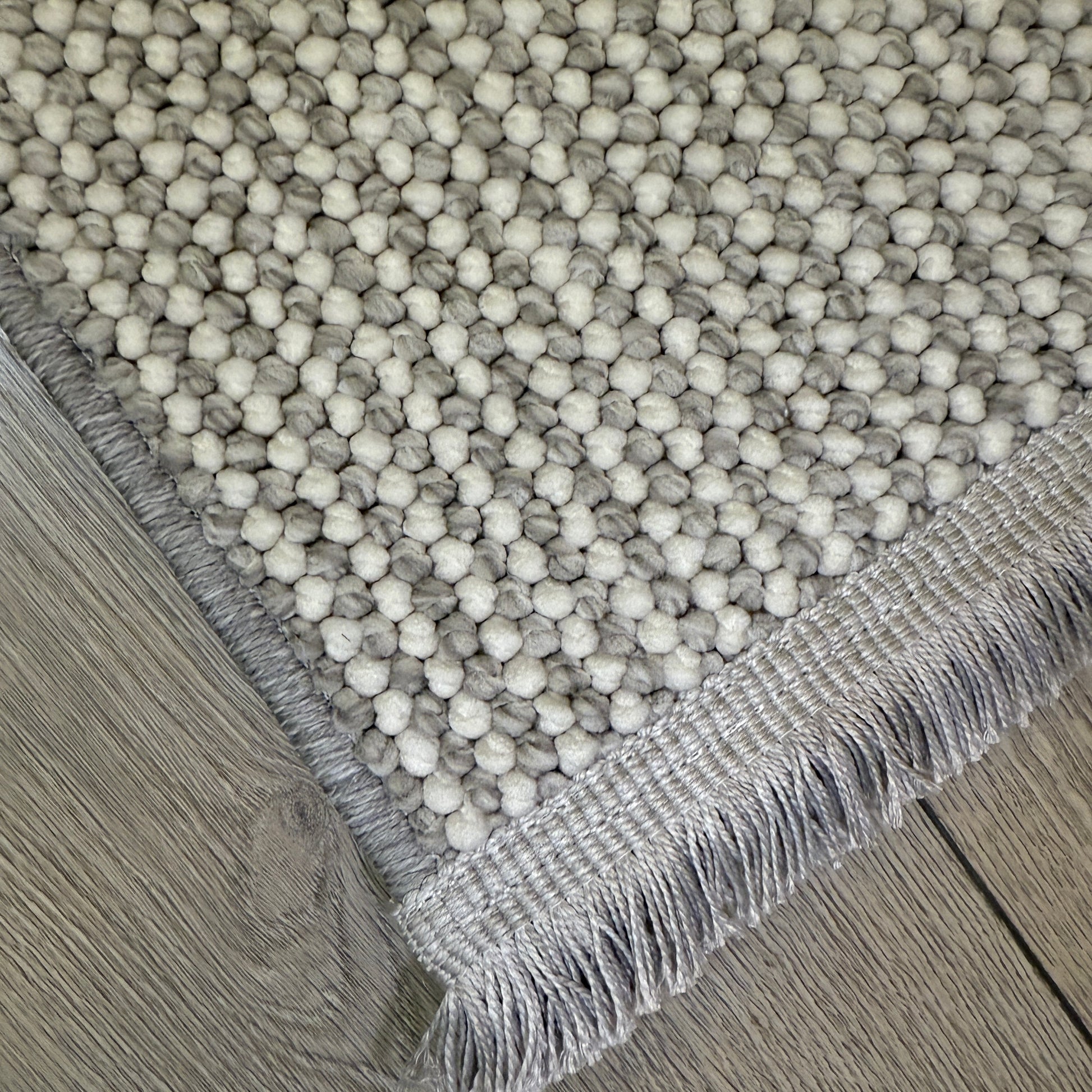 Halı Vagonu Bukle Serisi Gri Makine Halısı'nın yumuşak dokusu ve istenilen kumaş çerçeve özellikleriyle Beyaz Bukle Halı