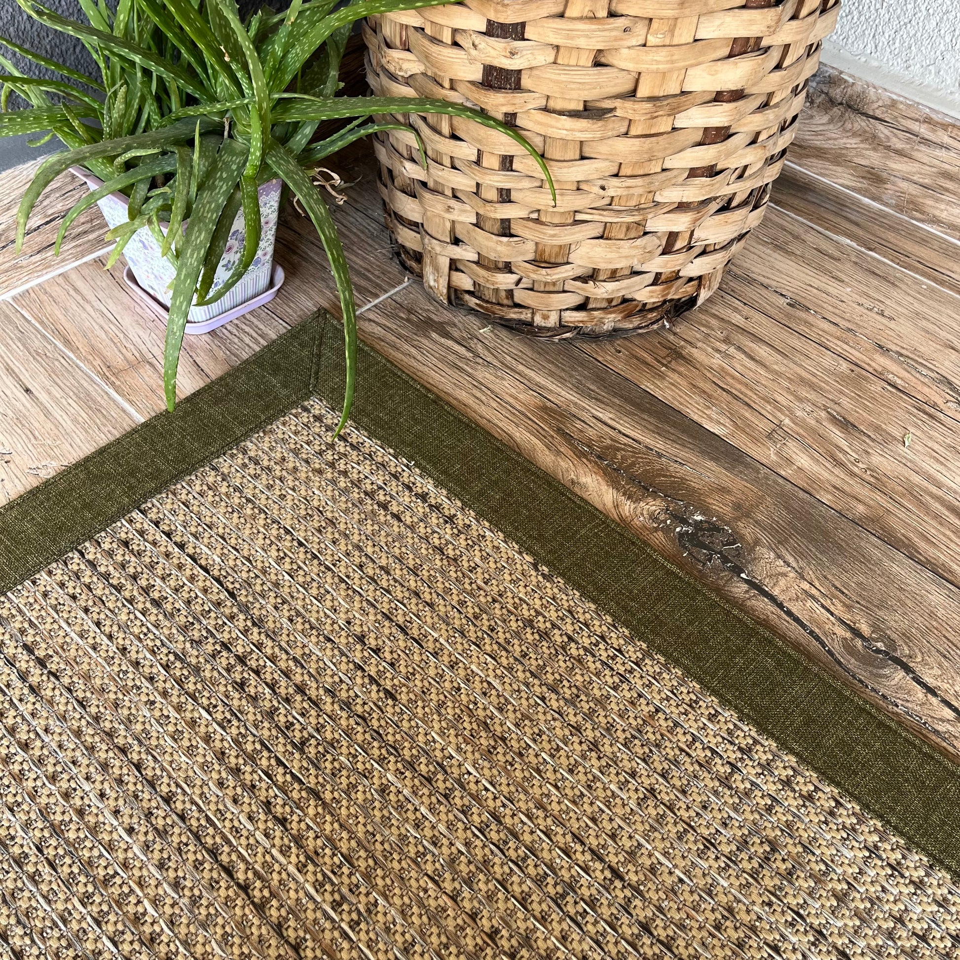 HALI VAGONU ile Haki Yeşil Kumaş Bordürlü Kırçıllı Bej Sisal Halı. Modern görünümü ve dayanıklı yapısıyla evde ve ofiste kullanabileceğiniz şık bir halı. El yapımı olmasıyla dikkat çeken bu kolay temizlenebilir sisal halı, evcil hayvan dostudur.