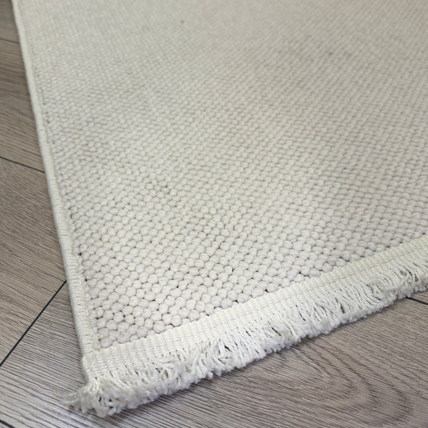 Beyaz Bukle Halı'nın çeşitli mekanlarda kullanım örnekleri.