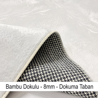 Bambu dokulu halının kenar görüntüsü, dokuma taban detaylarıyla birlikte sergileniyor.