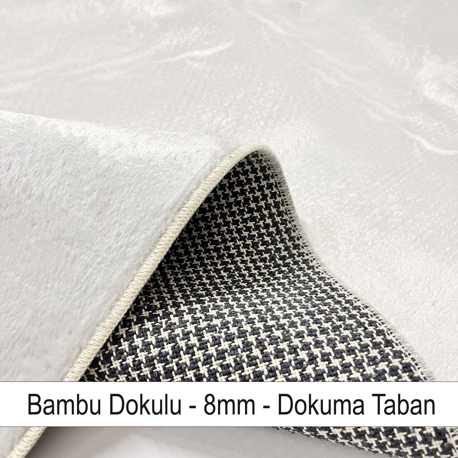 Bambu dokulu halının üst yüzeyi ve dokuma tabanı, 8mm kalınlığında. Halının dokusu ve altındaki kumaş detayları net bir şekilde görünüyor.