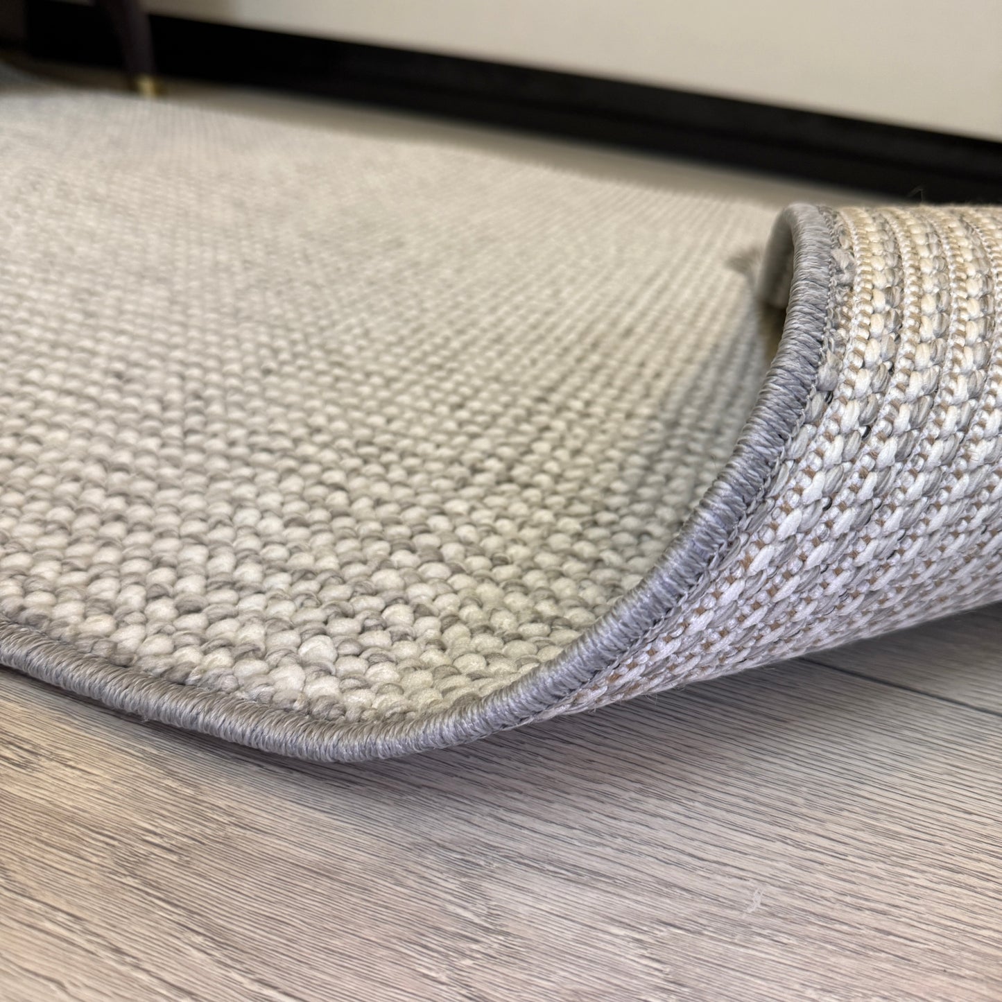 Halı Vagonu Bukle Serisi Gri Makine Halısı'nın yıkanabilir ve antialerjik özelliklerinin vurgulandığı görsel - Beyaz Bukle Halı