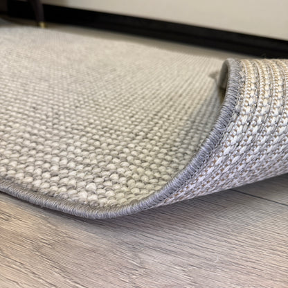 Halı Vagonu Bukle Serisi Gri Makine Halısı'nın yıkanabilir ve antialerjik özelliklerinin vurgulandığı görsel - Beyaz Bukle Halı