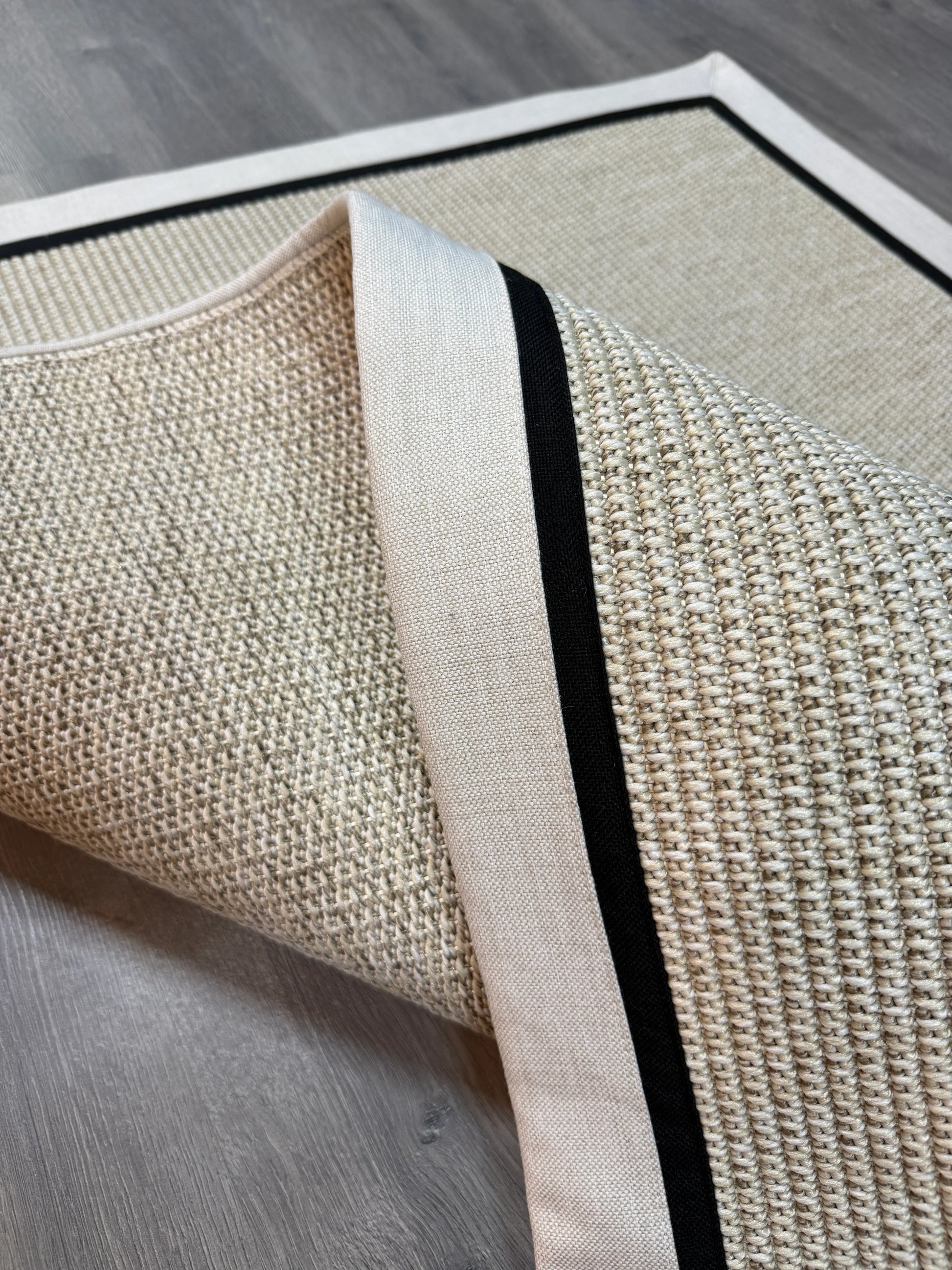 Himalaya Krem Siyah Çift Renk Kumaş Bordürlü 664 Krem Sisal Halı - El Yapımı, Dayanıklı, Modern Tasarım - HVHB26 - HALI VAGONU