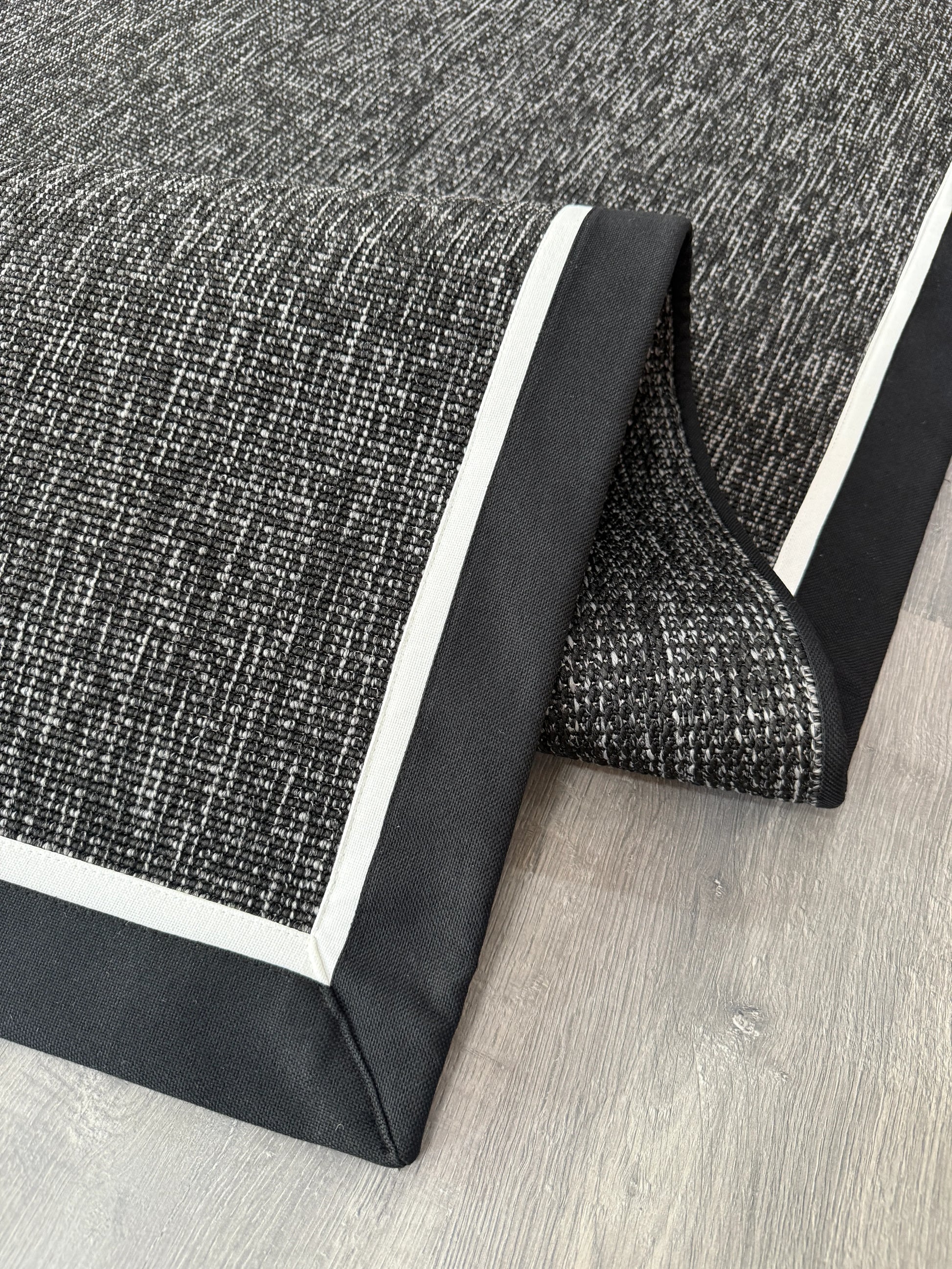Siyah Beyaz Çift Renk Kumaş Bordürlü Siyah Antrasit Sisal Halı - El Yapımı, Dayanıklı, Modern Tasarım - HVHB20 - HALI VAGONU
