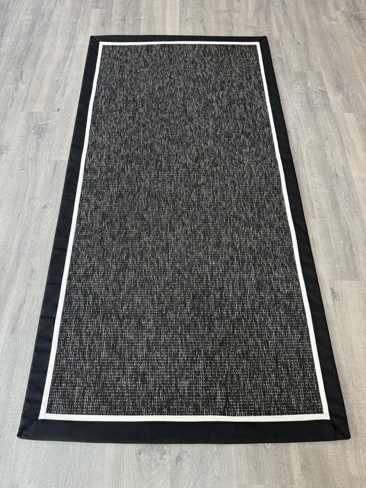 Siyah Beyaz Çift Renk Kumaş Bordürlü Siyah Antrasit Sisal Halı - El Yapımı, Dayanıklı, Modern Tasarım - HVHB20 - HALI VAGONU