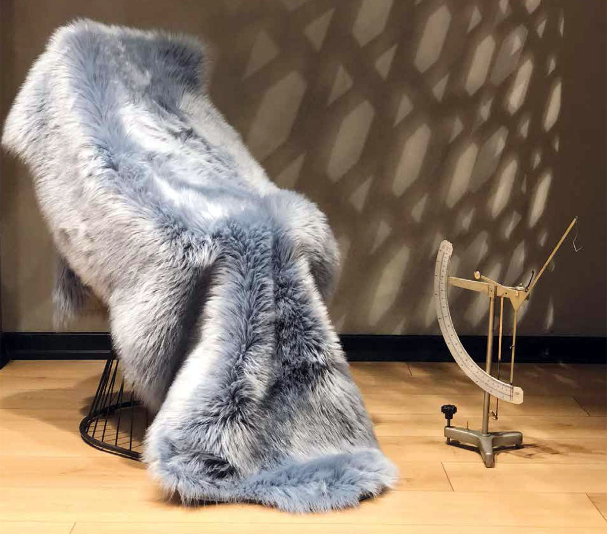 Halı Vagonu Gri Renkli Uzun Tüylü Exclusive Post, 7 cm tüylü iç yapıyla ev dekorasyonuna yeni bir dokunuş katıyor