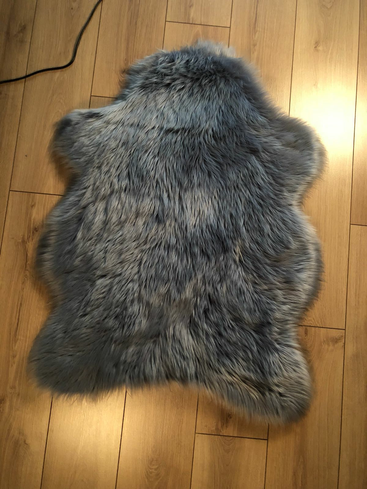 Halı Vagonu Gri Renkli Uzun Tüylü Exclusive Post, %80 akrilik ve %20 polyester içerikle sağlam bir halı deneyimi sunuyor