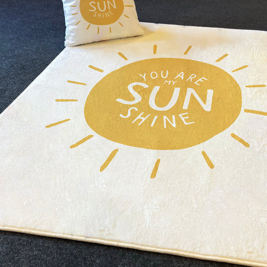 You Are My Sunshine temalı çocuk halısı, beyaz zemin üzerinde sarı güneş simgesiyle tasarlanmış, yumuşak dokulu ve dekoratif bir görünüm sunuyor.
