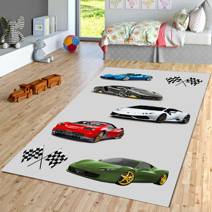 Çocuk odasında kullanılan yarış arabaları desenli halı. Halının üzerinde çeşitli otomobiller ve iki adet checkered bayrak yer almakta.