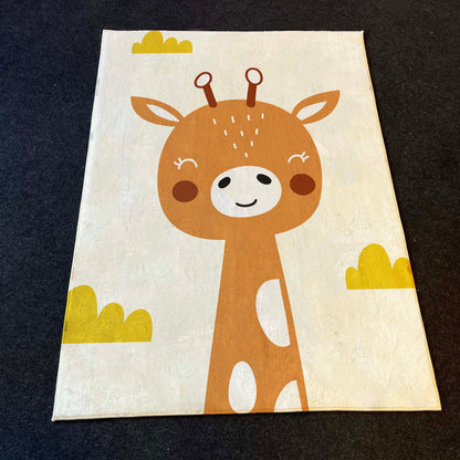 Düz bir zeminde zürafa desenli halı, ev dekorasyonuna uyum sağlıyor.