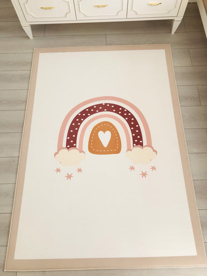 Çocuk odasında yer alan modern gökkuşağı desenli halı, evin dekorasyonunu zenginleştiriyor.