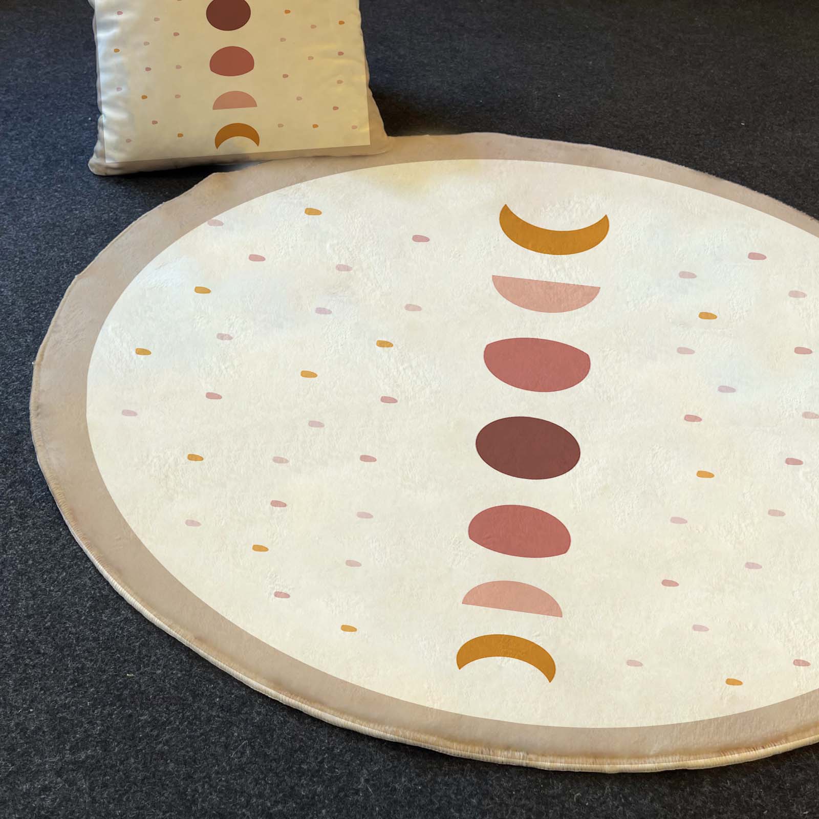 Yuvarlak kesim pastellere sahip halı, yanındaki yastık ile birlikte odanın modern dekorasyonuna uymaktadır.