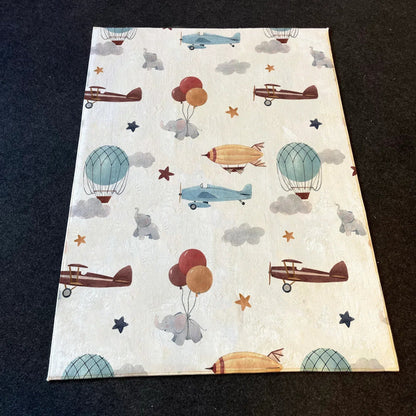 HV282 Uçaklar ve Balonlar Çocuk Halısı - Yumuşak, Kolay Temizlenebilir, 3 Kalite Seçeneği - HALI VAGONU