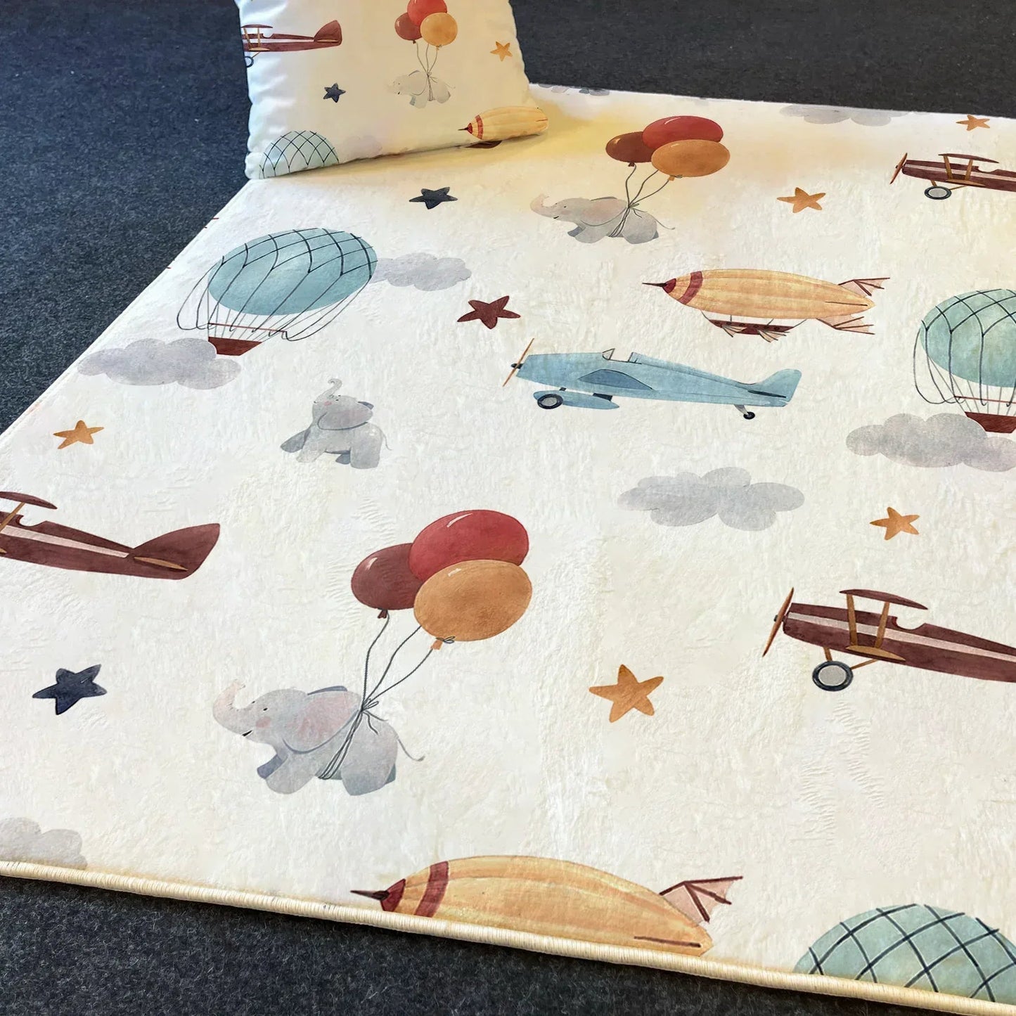 HV282 Uçaklar ve Balonlar Çocuk Halısı - Yumuşak, Kolay Temizlenebilir, 3 Kalite Seçeneği - HALI VAGONU