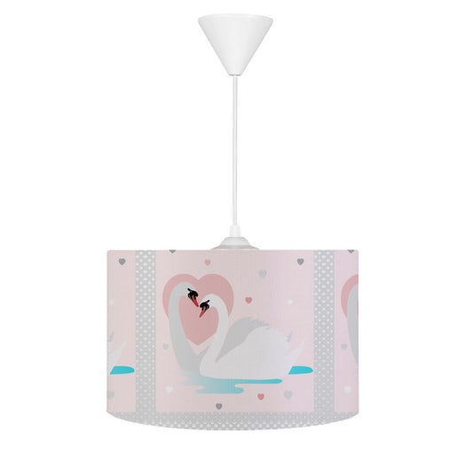 HV302 Kuğu Desenli Çocuk Odası Sarkıt Avize, 30 cm çapında, 20 cm yüksekliğinde ve 55 cm uzunluğunda kablo ile ayarlanabilir. Yumuşak dokulu tay tüyü kumaş kaplama, leke tutmaz ve kolayca temizlenir.