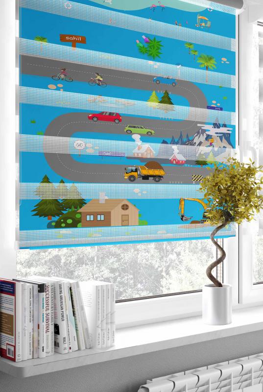 HV303M Mavi Trafikli Zebra Perde, modern tasarımı ve gece gündüz işlevi ile ev dekorasyonuna şıklık katıyor.