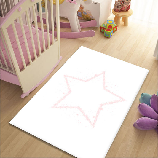 Beyaz arka planda pembe yıldız desenine sahip çocuk odası halısı, bir bebek karyolasının yanında serili. Oyun alanına renk katacak bu halı, çocuklar için rahat bir kullanım sunar.