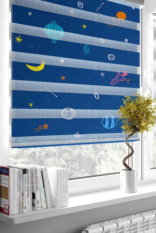 HV312L Uzaylı Lacivert Zebra Perde, şık tasarımı ve işlevsel özellikleriyle modern yaşam alanlarına zarif bir dokunuş katıyor.