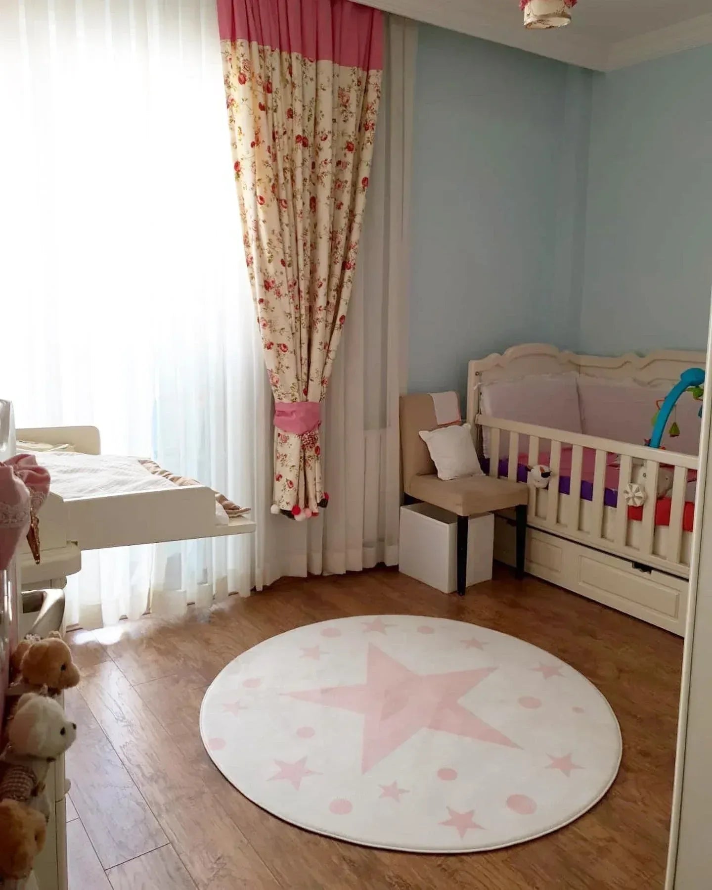 HV314BP Beyaz Pembe Yıldızlı Puantiyeli Çocuk Halısı - Yumuşak, Kolay Temizlenebilir,3 Kalite Seçeneği - HALI VAGONU