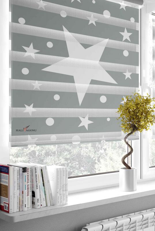 HV314GB Beyaz Yıldızlı Gri Zebra Perde, modern ve şık tasarımıyla ev dekorasyonunuza zarif bir dokunuş katacak.