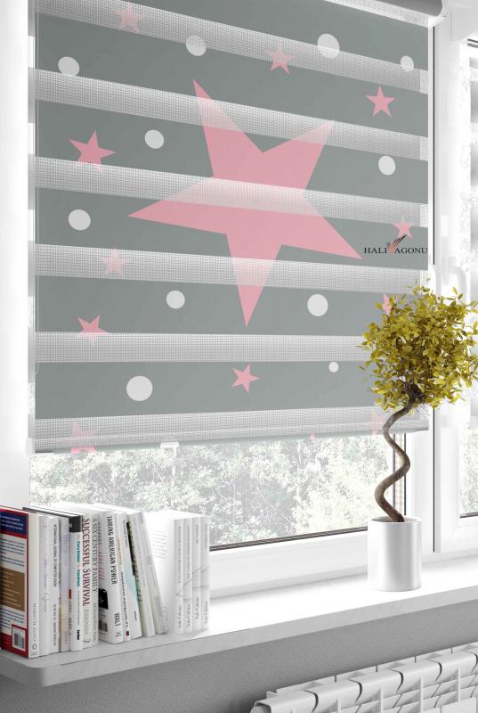 HV314GP Pembe Yıldızlı Gri Zebra Perde ile modern ve şık mekan tasarımı için ideal bir seçenek. Evinizde ışık kontrolü sağlarken, şıklığı da yakalayın.