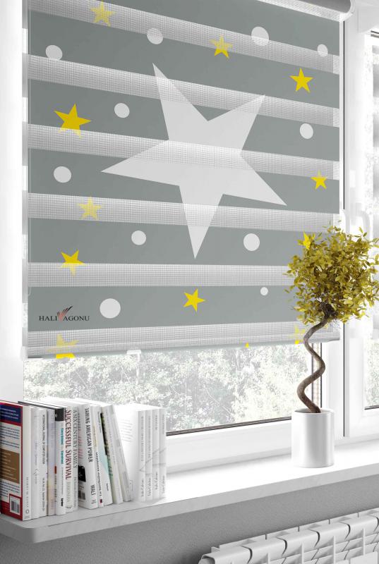 HV314GS Sarı Yıldızlı Gri Zebra Perde, modern ve şık tasarımıyla ev dekorasyonunuza zarif bir dokunuş katacak. Gece ve gündüz kullanımı için ideal, 100% polyester kumaşı ile dayanıklıdır.