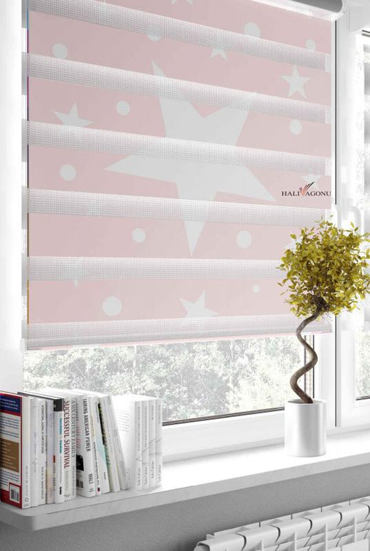 HV314P Beyaz Yıldızlı Pembe Zebra Perde, zarif tasarımıyla modern dekorasyonunuza uyum sağlar.