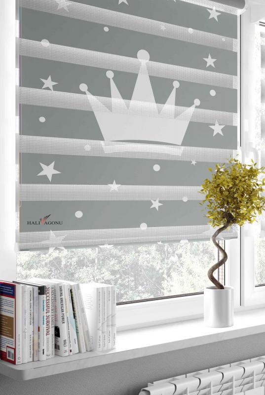 HV315GB Beyaz Taçlı Gri Zebra Perde, modern tasarımı ve fonksiyonel kullanımı ile yaşam alanlarınıza zarif bir dokunuş getirir.