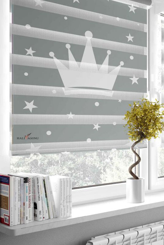 HV315GB Beyaz Taçlı Gri Zebra Perde, modern tasarımı ve fonksiyonel kullanımı ile yaşam alanlarınıza zarif bir dokunuş getirir.