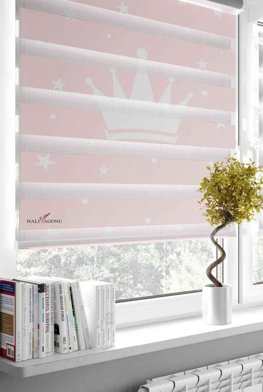 HV315P Beyaz Taçlı Pembe Zebra Perde, şık ve modern bir tasarıma sahip, ev dekorasyonunda kullanılmak üzere ideal bir perde seçeneği.