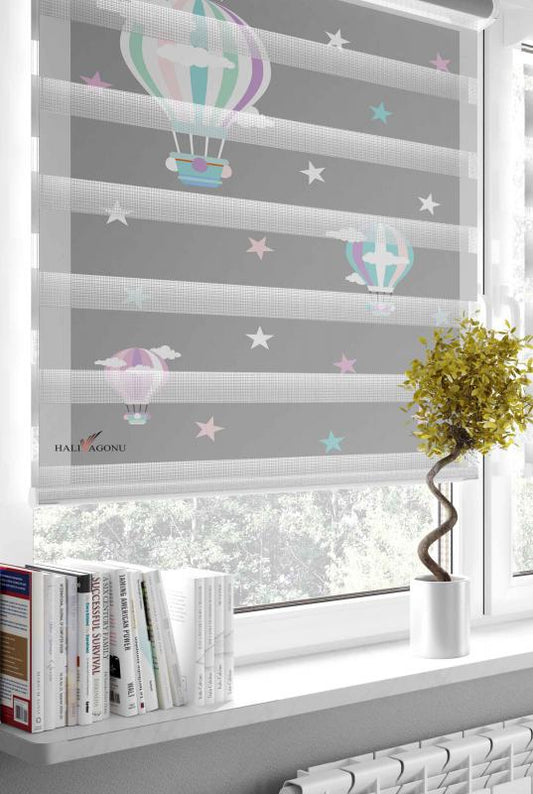 HV318G Uçan Balonlu Zebra Perde, modern tasarımıyla ev dekorasyonunu tamamlayan, güneş ışığını kontrol etme özelliğine sahip bir perde.