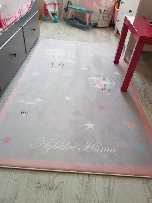 HV319G Uçan Balonlu Yıldızlı Bulutlu Çocuk Halısı - Yumuşak, Kolay Temizlenebilir, 3 Kalite Seçeneği