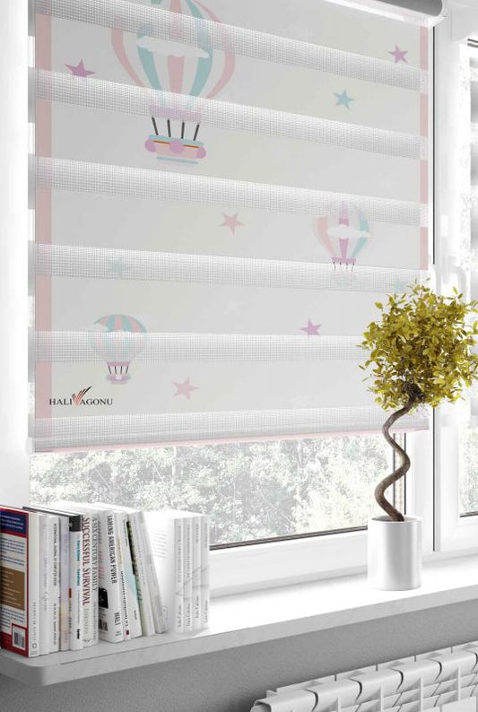 HV319 Uçan Balonlu Zebra Perde, modern tasarımı ve kullanışlı özellikleriyle ortamınıza şıklık katacak.