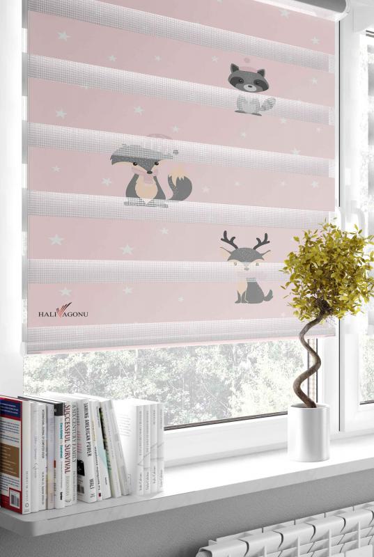 HV320P Sevimli Hayvanlar Gri Zebra Perde, ev dekorasyonuna şıklık katan pratik ve modern bir çözüm.