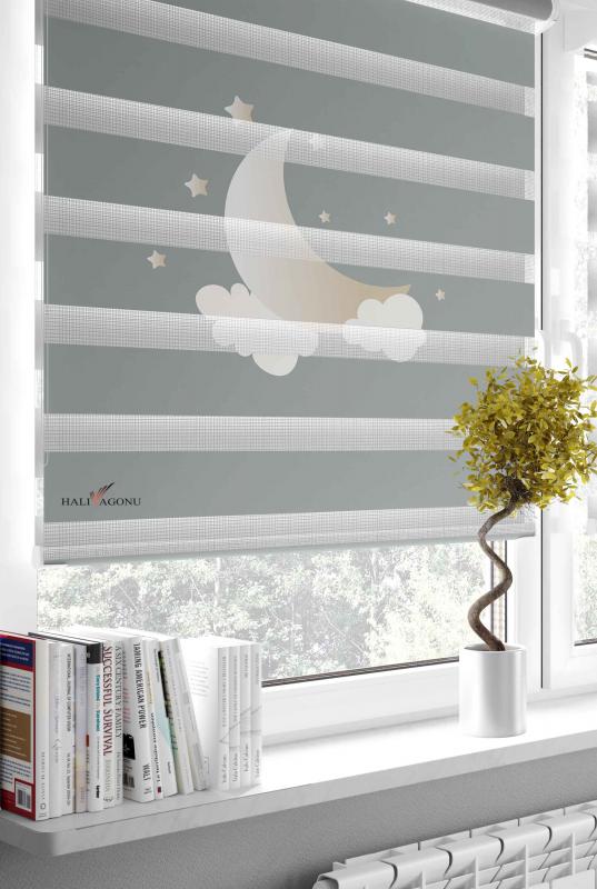 HV323G Ay Yıldız Bulutlar Zebra Perde, modern ve şık tasarımıyla ev dekorasyonu için ideal bir seçenek, kaliteli polyester kumaştan üretilmiştir.