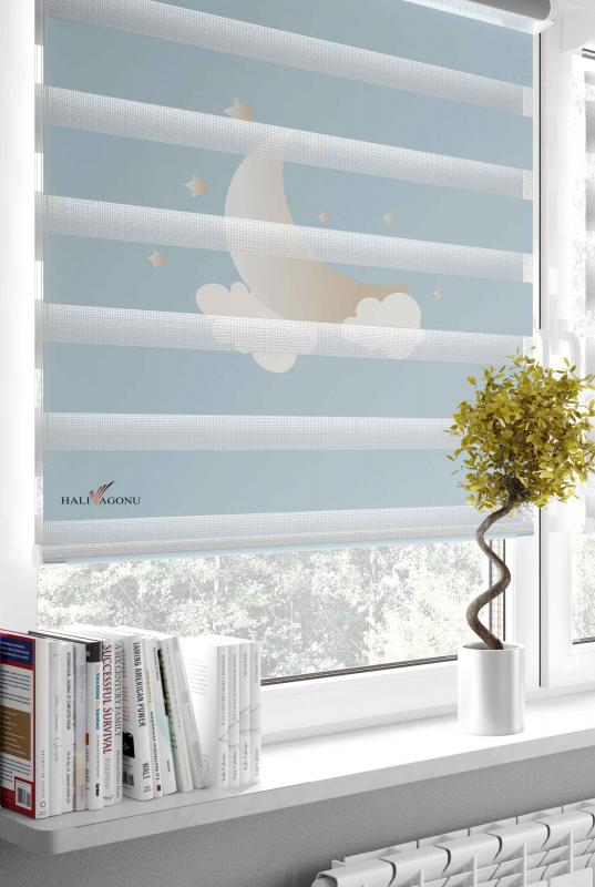 HV323M Ay Yıldız Bulutlar Zebra Perde, şık ve modern tasarımıyla mekanınıza zarif bir dokunuş katar.