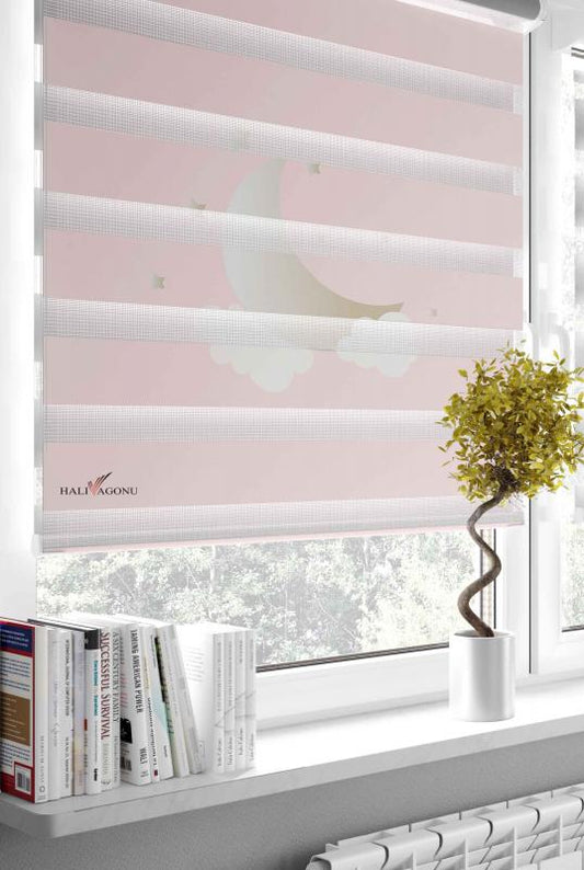 HV323P Ay Yıldız Bulutlar Zebra Perde, modern tasarımı ve fonksiyonelliği ile ev dekorasyonuna şıklık katıyor.